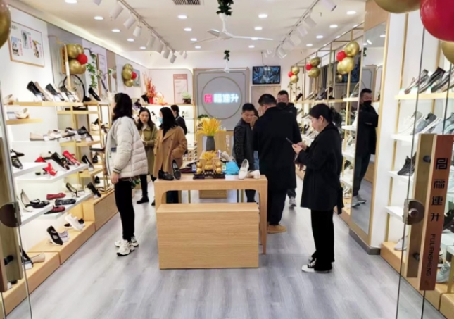 開(kāi)老北京布鞋店年收入？